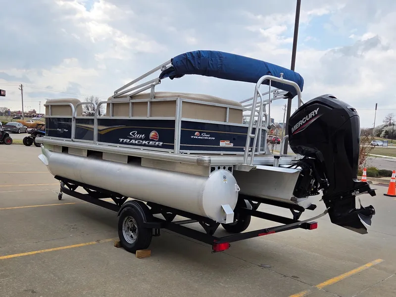 Slide: The Image of Sun Tracker Party Barge 18 DLX 2021 - 6