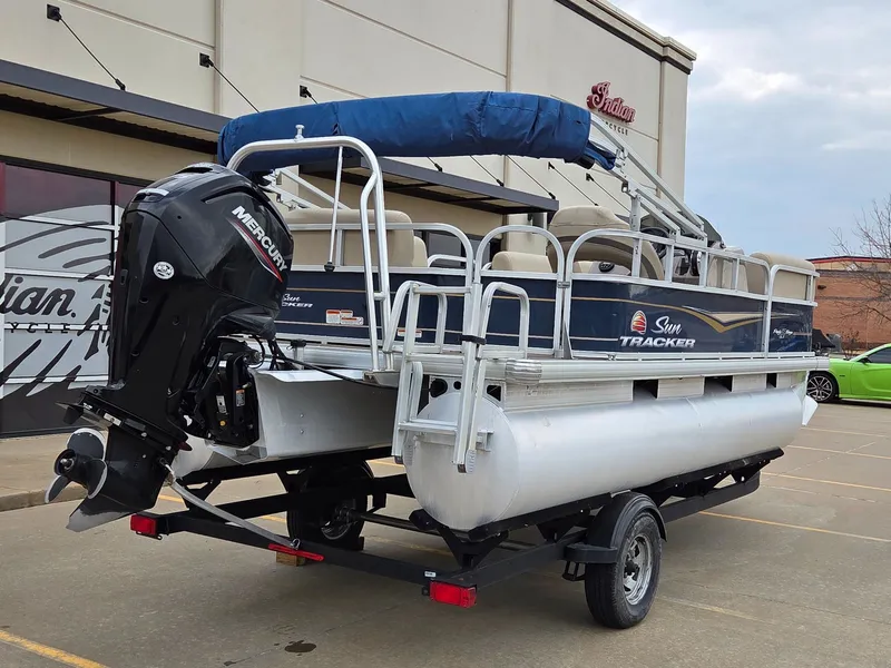 Slide: The Image of Sun Tracker Party Barge 18 DLX 2021 - 8