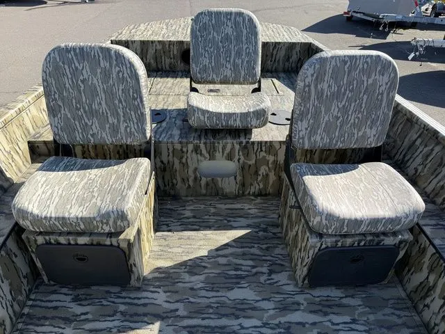 Slide: The Image of Smoker Craft Sportsman 1866 TL 2025 - 9