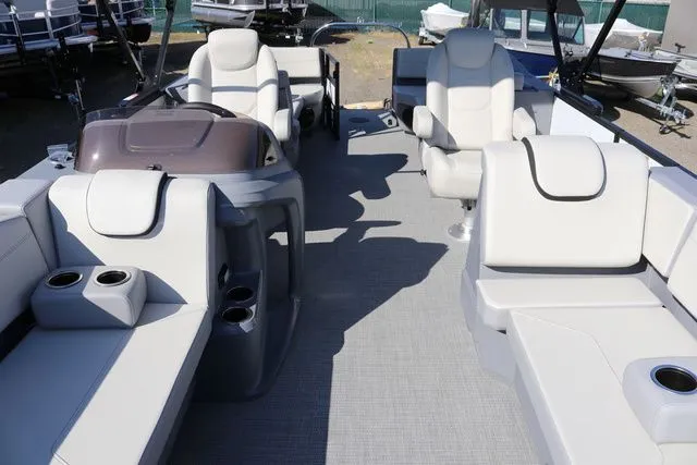 Slide: The Image of SunChaser Lucerne 22 LR DH 2025 - 12