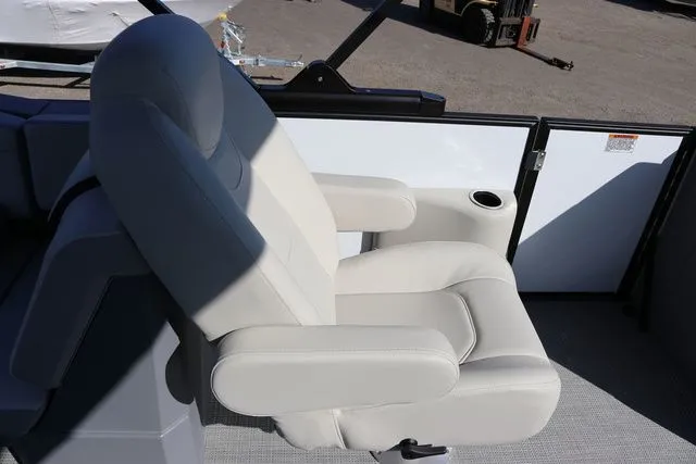 Slide: The Image of SunChaser Lucerne 22 LR DH 2025 - 13