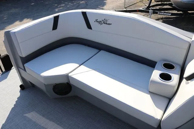 Slide: The Image of SunChaser Lucerne 22 LR DH 2025 - 19