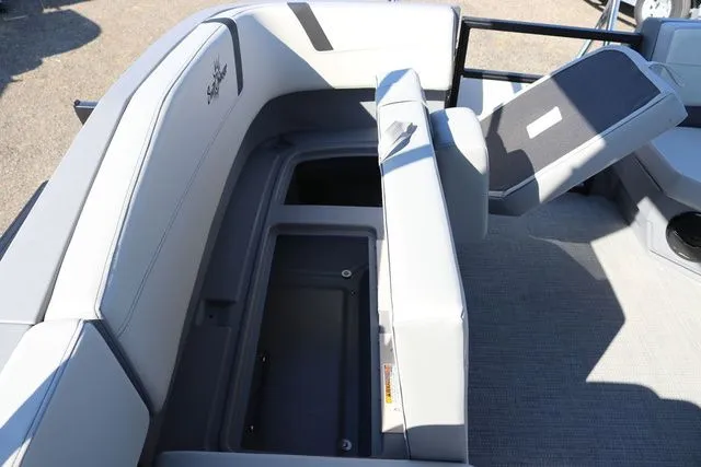 Slide: The Image of SunChaser Lucerne 22 LR DH 2025 - 20