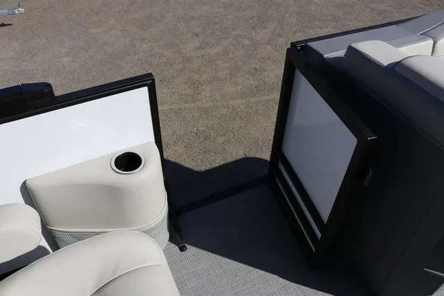 Slide: The Image of SunChaser Lucerne 22 LR DH 2025 - 21