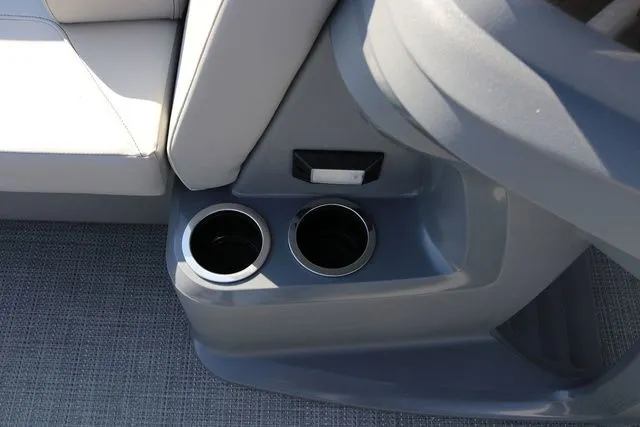 Slide: The Image of SunChaser Lucerne 22 LR DH 2025 - 22