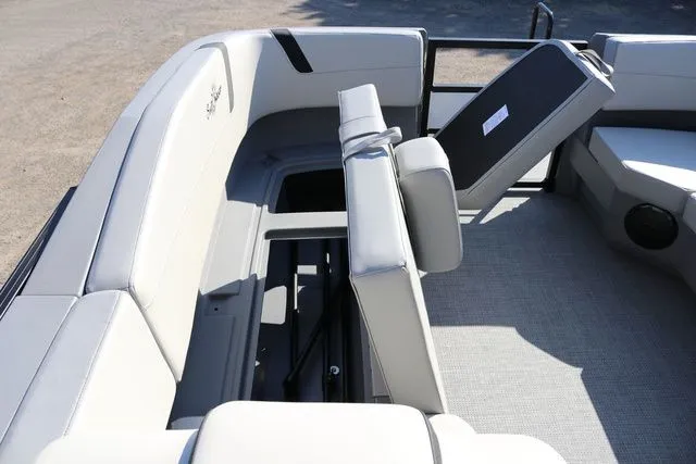 Slide: The Image of SunChaser Lucerne 22 LR DH 2025 - 24