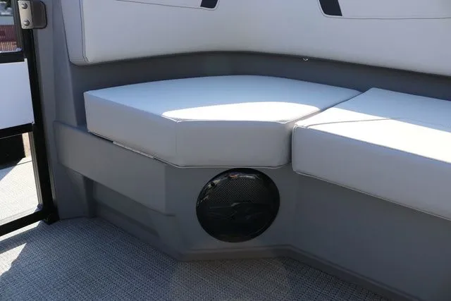 Slide: The Image of SunChaser Lucerne 22 LR DH 2025 - 25