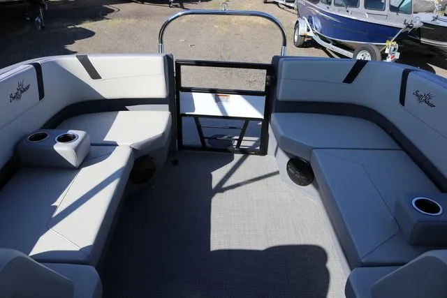 Slide: The Image of SunChaser Lucerne 22 LR DH 2025 - 27