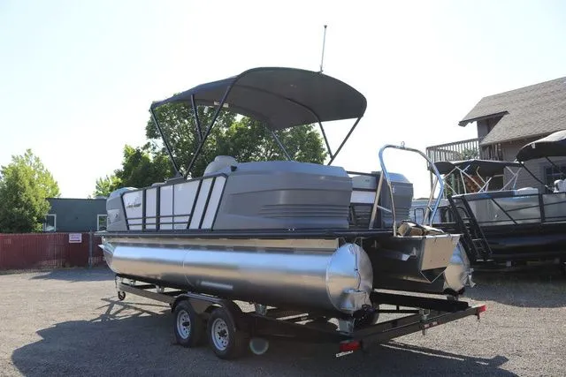 Slide: The Image of SunChaser Lucerne 22 LR DH 2025 - 30