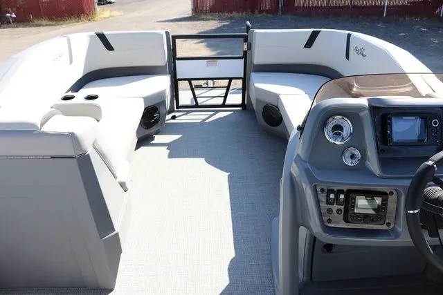 Slide: The Image of SunChaser Lucerne 22 LR DH 2025 - 7