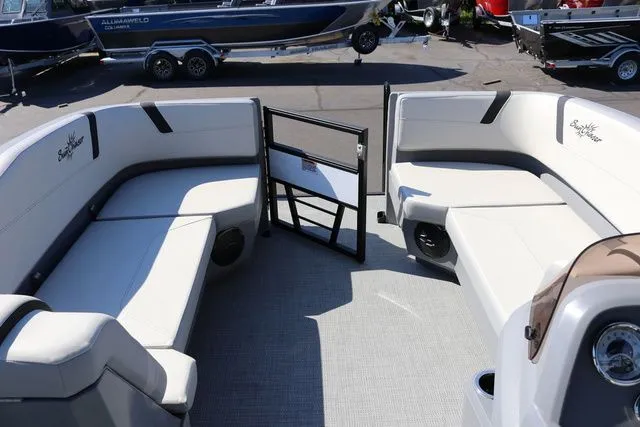 Slide: The Image of SunChaser Lucerne 20 LR DH 2025 - 18