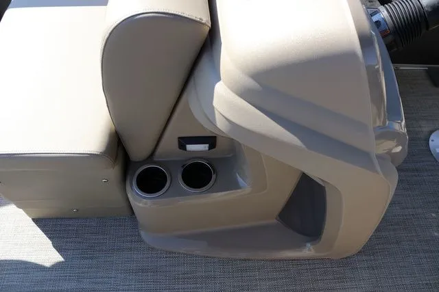 Slide: The Image of SunChaser Vista 18 Fish 2025 - 13