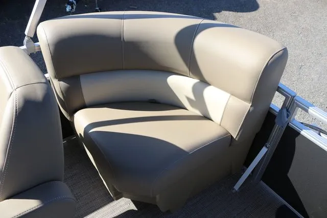 Slide: The Image of SunChaser Vista 18 Fish 2025 - 20