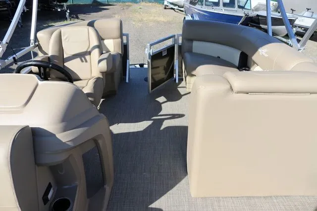 Slide: The Image of SunChaser Vista 18 Fish 2025 - 23