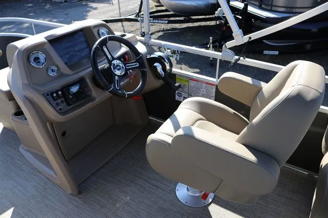 Slide: The Image of SunChaser Vista 18 Fish 2025 - 4