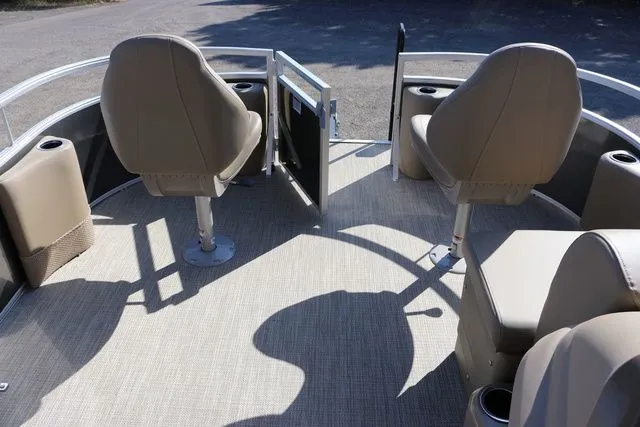 Slide: The Image of SunChaser Vista 18 Fish 2025 - 7