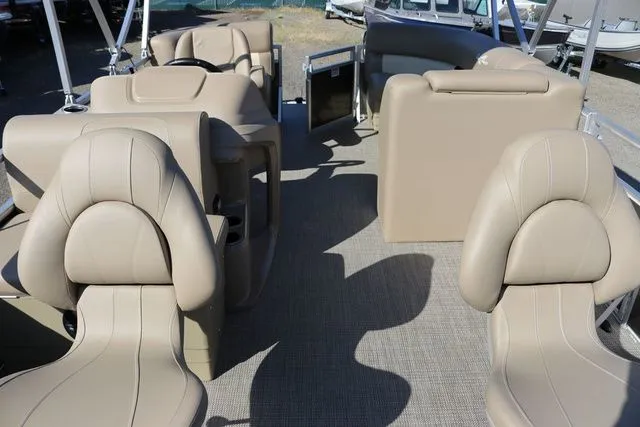 Slide: The Image of SunChaser Vista 18 Fish 2025 - 9