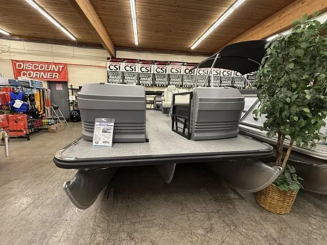 Slide: The Image of SunChaser Lucerne 22 LR DH 2025 - 16