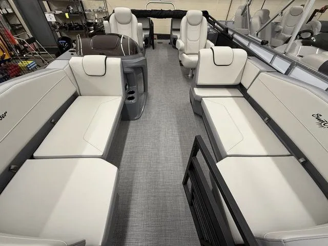 Slide: The Image of SunChaser Lucerne 22 LR DH 2025 - 8