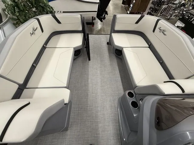 Slide: The Image of SunChaser Lucerne 22 LR DH 2025 - 9