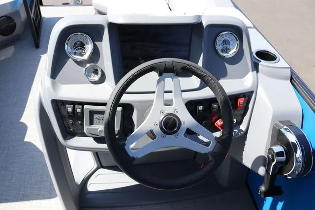 Slide: The Image of SunChaser Lucerne 20 LR DH 2025 - 7