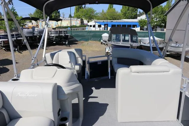 Slide: The Image of SunChaser Vista 18 LR 2025 - 12