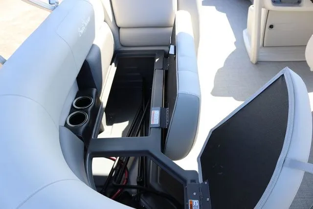 Slide: The Image of SunChaser Vista 18 LR 2025 - 20