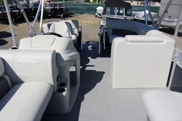 Slide: The Image of SunChaser Vista 18 LR 2025 - 28