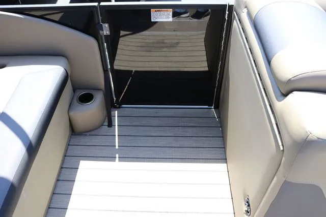 Slide: The Image of SunChaser Geneva Sport 23 LR PSB Tritoon 2025 - 27