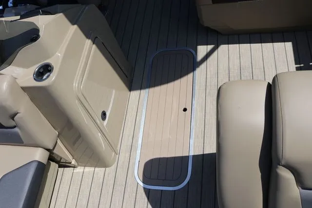 Slide: The Image of SunChaser Geneva Sport 23 LR PSB Tritoon 2025 - 29