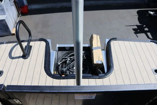 Slide: The Image of SunChaser Geneva Sport 23 LR PSB Tritoon 2025 - 36