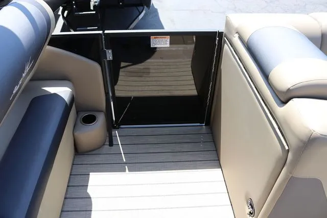 Slide: The Image of SunChaser Geneva Sport 23 LR PSB Tritoon 2025 - 8