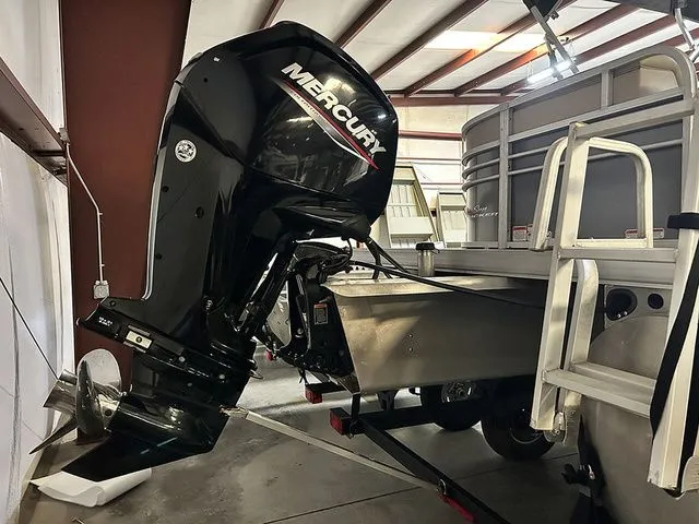 Slide: The Image of Sun Tracker Party Barge 20 DLX 2021 - 11