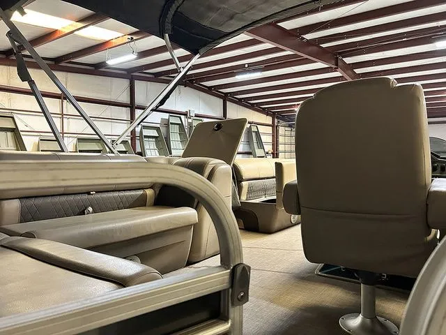 Slide: The Image of Sun Tracker Party Barge 20 DLX 2021 - 6