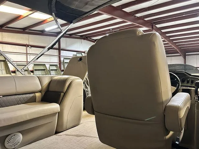 Slide: The Image of Sun Tracker Party Barge 20 DLX 2021 - 8