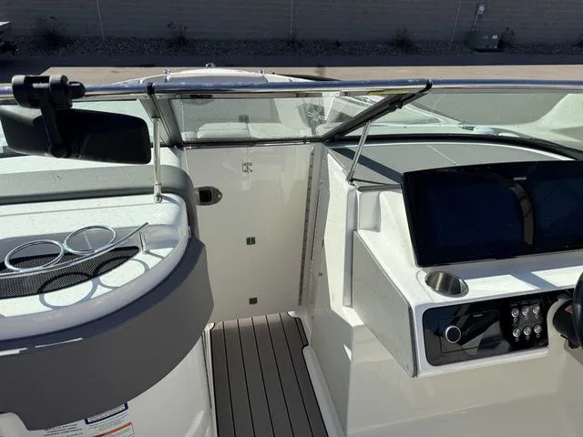 Slide: The Image of Sea Ray SLX 280 2023 - 28