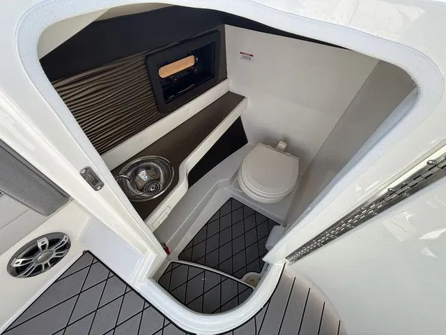 Slide: The Image of Sea Ray SLX 280 2023 - 19