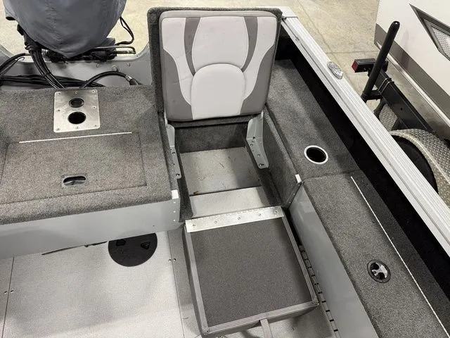 Slide: The Image of Smoker Craft Adventurer 178 DC 2022 - 12