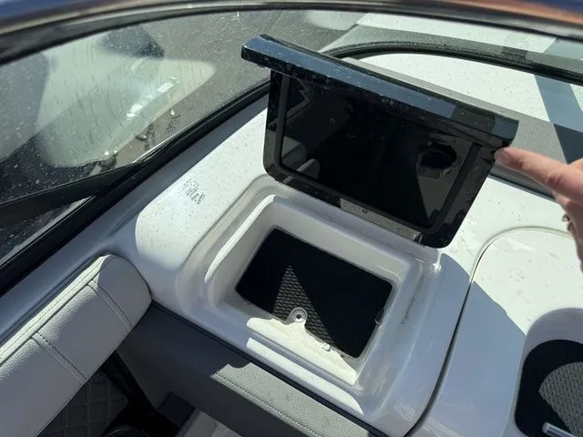 Slide: The Image of Sea Ray SLX 280 2023 - 18