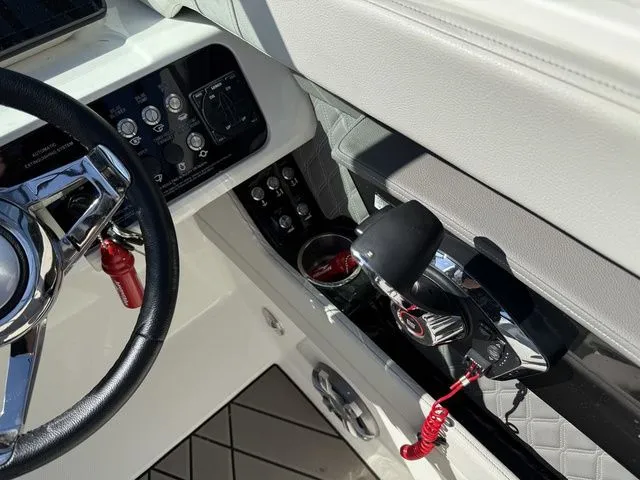 Slide: The Image of Sea Ray SLX 280 2023 - 26