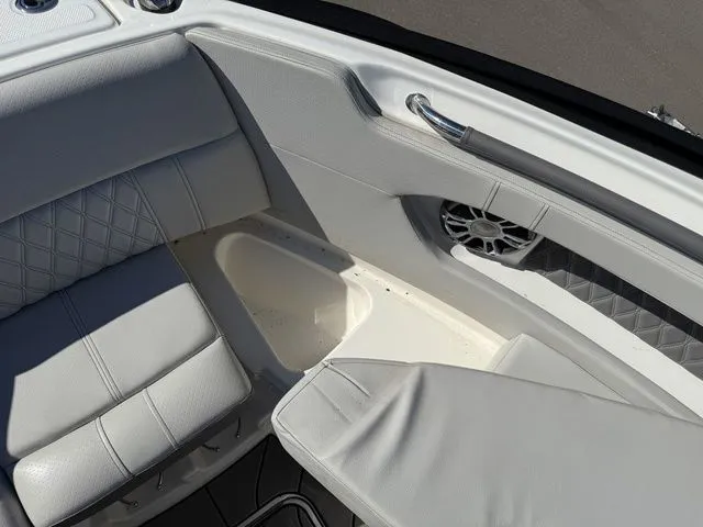 Slide: The Image of Sea Ray SLX 280 2023 - 40