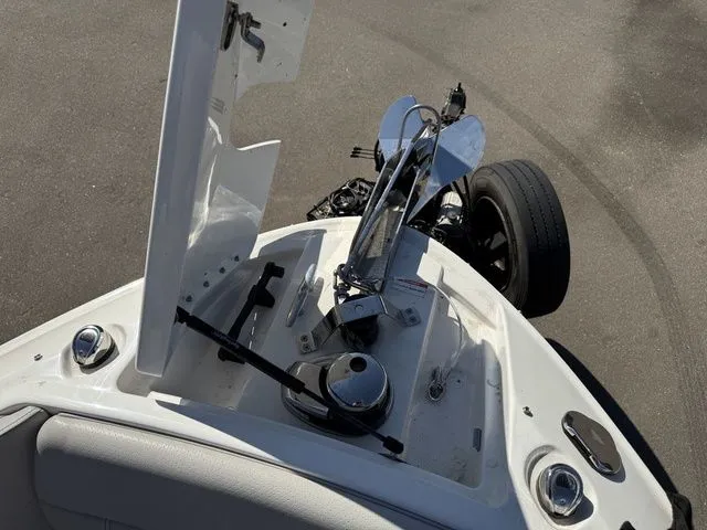 Slide: The Image of Sea Ray SLX 280 2023 - 42