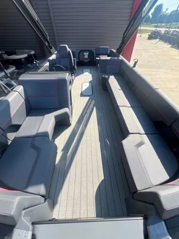 Slide: The Image of Manitou 22' EXPLORE Flebrfstealth 2025 - 4