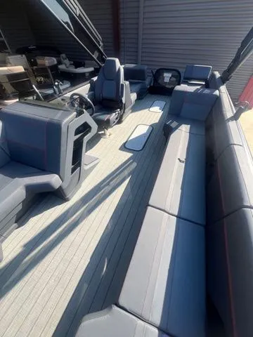 Slide: The Image of Manitou 22' EXPLORE Flebrfstealth 2025 - 5