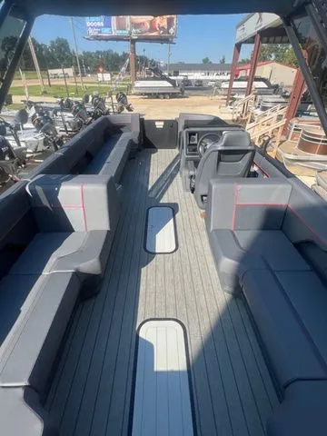 Slide: The Image of Manitou 22' EXPLORE Flebrfstealth 2025 - 8