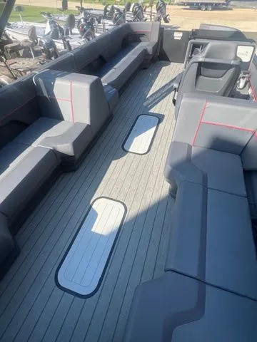 Slide: The Image of Manitou 22' EXPLORE Flebrfstealth 2025 - 9