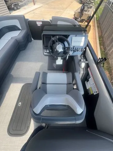 Slide: The Image of Manitou 20CRUISEFLEBRFSTEALTH 2025 - 12