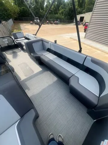 Slide: The Image of Manitou 20CRUISEFLEBRFSTEALTH 2025 - 7