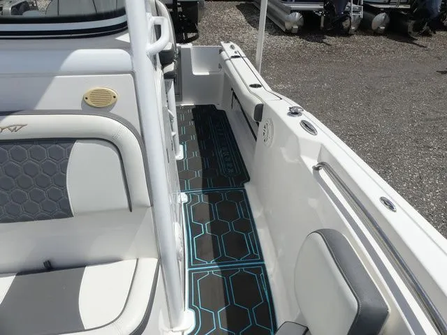 Slide: The Image of Tidewater 232 CC Adventure 2020 - 14