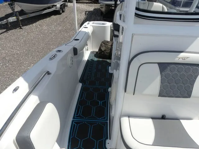 Slide: The Image of Tidewater 232 CC Adventure 2020 - 15